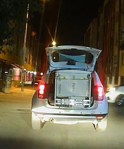 Beyaz eşyayı iple bağlayıp bagajda taşıdı