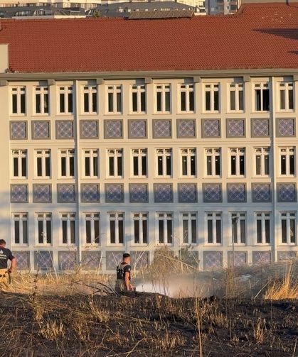 Beylikdüzü'nde otluk alanda korkutan yangın: Alevler sitelere kadar yaklaştı