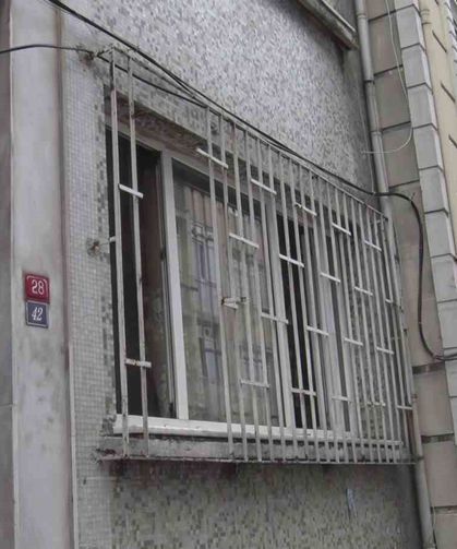 Beyoğlu'nda kötü koku ihbarı: Kokunun geldiği evden ceset çıktı
