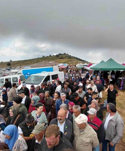 Bin 850 rakımlı zirvede şifa mesaisi: Hacet Bayramı'nda sarı kantaron topladılar