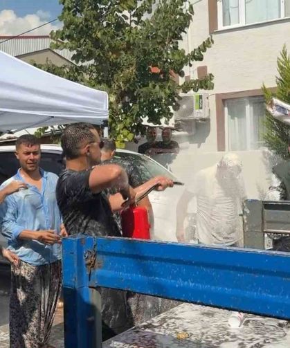 Böyle gelenek görülmedi.. Damat su tankına atıldı