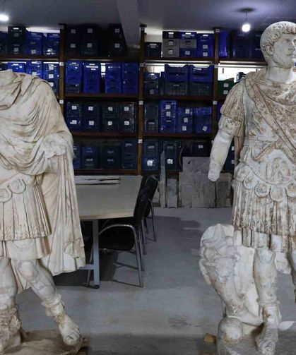Burdur'da 1950 yıllık tarih gün yüzüne çıktı: Hadrianus heykeli yeniden ayağa kaldırıldı