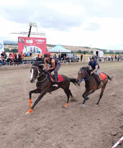Çorum'da Zafer Bayramı'na at yarışları damga vurdu