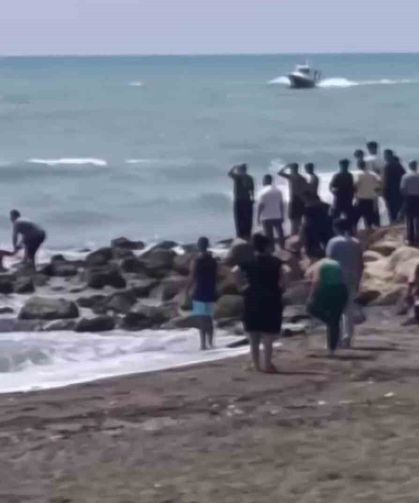 Denize girmeyin uyarısına aldırış etmeyen 14 yaşındaki çocuk dalgalara kapılarak kayboldu
