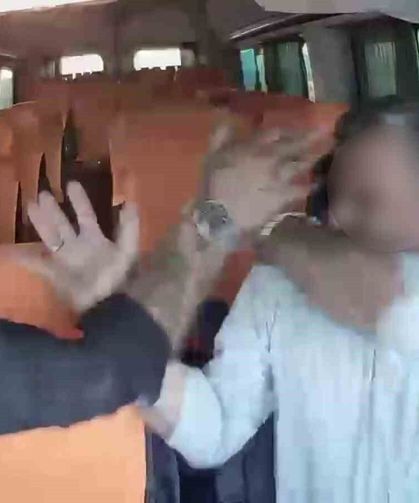 Durdurdukları sürücüyü defalarca yumrukladılar