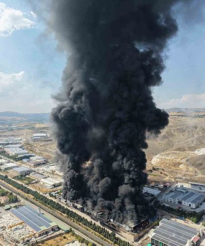 Elazığ'da yanan yalıtım fabrikası havadan görüntülendi