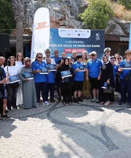 Engelli sporcular, 30 Ağustos Zafer Bayramı için su altında Türk bayrağı açtı