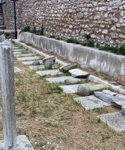Fatih'teki tarihi hazirede 7 mezar taşını kırıp kaçtı
