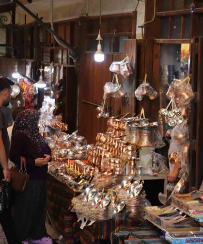 Gaziantep'te sıcak havaya rağmen Bakırcılar Çarşısı'nda yoğunluk
