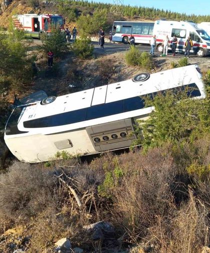İzmir'de otobüs ve otomobil şarampole devrildi: 2 ölü, 1 yaralı