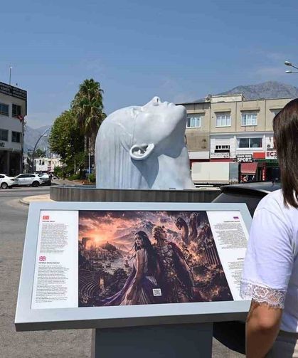 Kemer'in yeni simgesi: Henna Heykeli