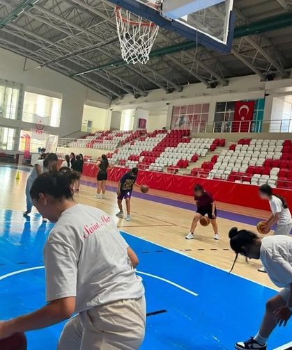 Koruma altındaki çocuklara basketbol eğitimi
