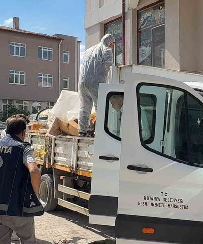 Kütahya'da emekli profesörün iki dairesinden tonlarca eşya ve çöp çıktı