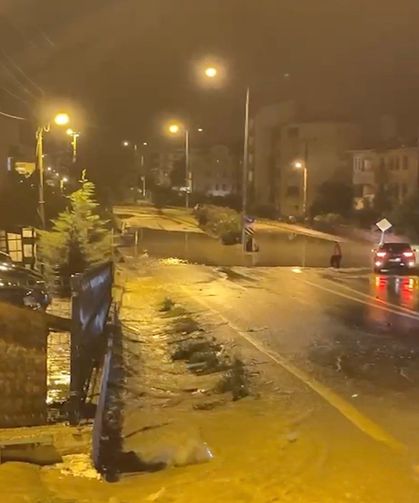 Kuvvetli sağanak ilçede su baskınlarına sebep oldu