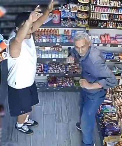 Markette kendini müziğin ritmine kaptıran müşteri ve esnaf kamerada