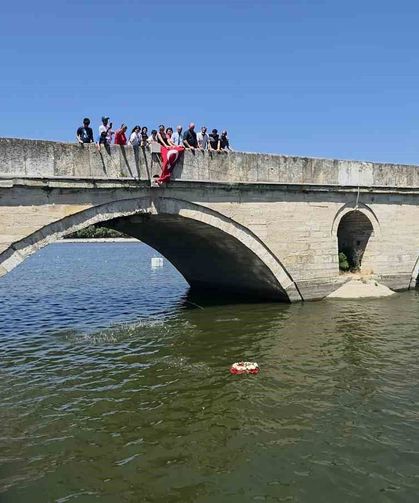 Meriç Nehri'ne bırakılan çiçeklerle Porajmos kurbanları anıldı