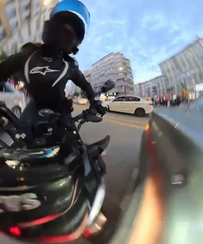 Motosiklet sürücüsü otomobile çarparak takla attı, o anlar kameraya yansıdı