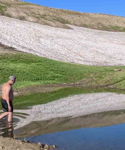 Muş'un Kurtik Dağı'nda yaz mevsiminde eşsiz kar manzarası