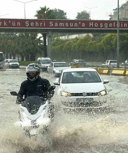 Samsun'da sağanak: Yollar göle döndü