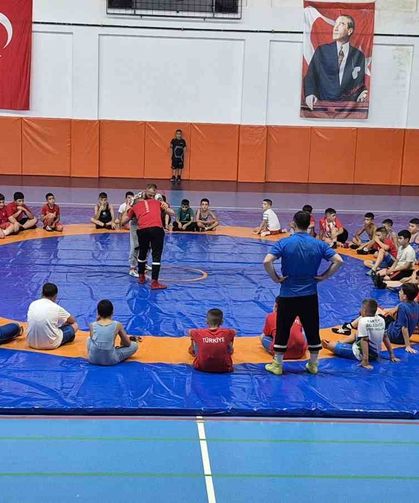 Sivas'ta minik güreşçiler için gelişim kampı başladı
