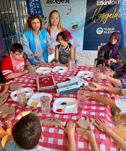Sokak sokak dolaşarak bin engelli bireyin yüzünü güldürdüler
