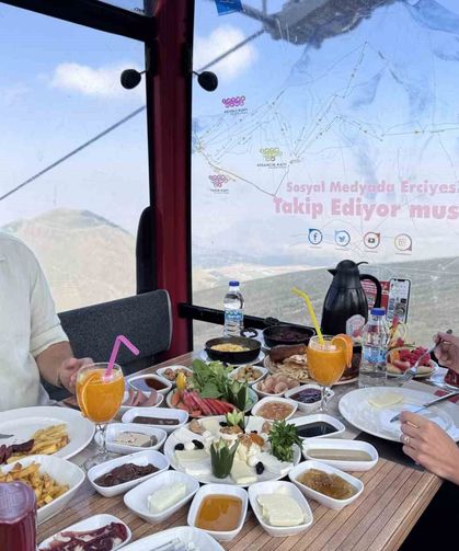 Teleferikte kahvaltı keyfi