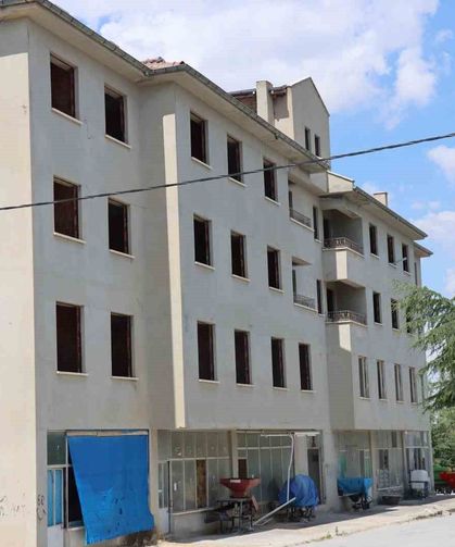 Terk edilen Günyüzü'ndeki eski belediye binası çocuklar için adeta tuzak