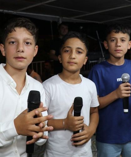 Üç kafadar sesleriyle sahnenin tozunu aldı
