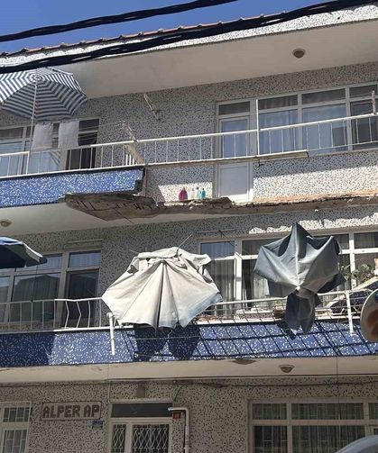 Ümraniye'de 3 katlı binanın balkonu çöktü: 2 araç hasar gördü