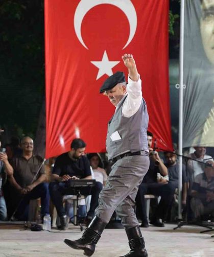Üstat ve genç efeler 'Zeybek Ateşi'ni yaktı
