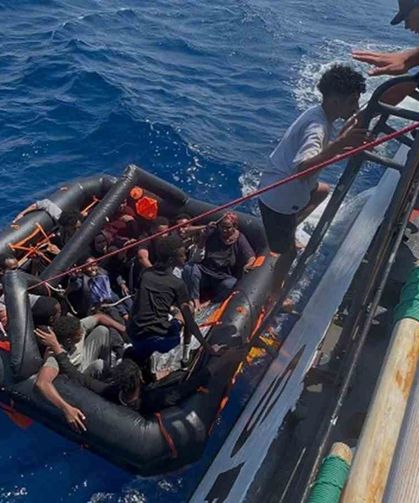 Yunan sahil güvenlik 16 düzensiz göçmeni Türk karasularına geri itti