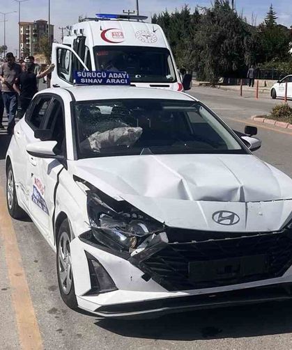 14 yaşında direksiyon başına geçti, ehliyet sınavındaki araçla çarpıştı: 4 yaralı