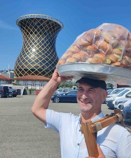 34 yıldır ekmeğini başının üstünde taşıdığı tepsi ile kazanıyor