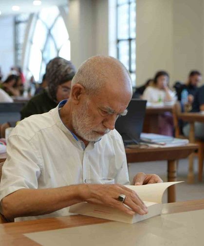 76 yaşındaki adamın kitap aşkı