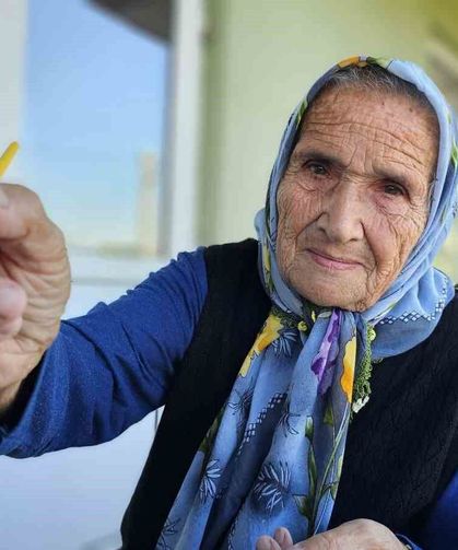 81 yaşında yaşıtlarına taş çıkartıyor: Fırçayı elinden düşürmüyor