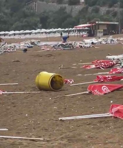 Alanya'da şiddetli rüzgar sahili savaş alanına çevirdi: Şezlonglar metrelerce sürüklendi