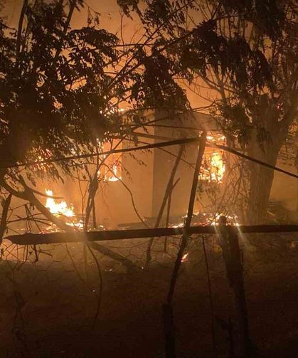 Antalya'da gece yarısı arazi yangını: 2 ev kullanılamaz hale geldi