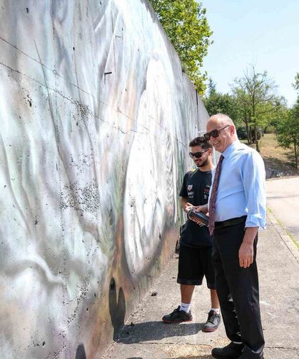 Apollon heykeli bu kez grafitiyle konuştu