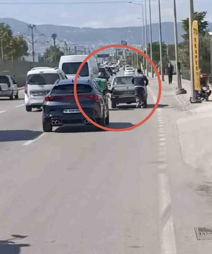 Bursa'da motokuryeden arızalanan otomobili itmek için ilginç yöntem