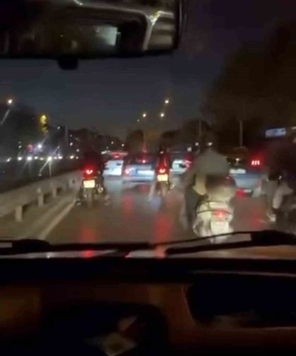Bursa'da yol vermeyen otomobil sürücüsünün etrafını sardılar