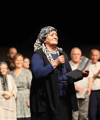 Büyüklerin tiyatro oyunu ayakta alkışlandı