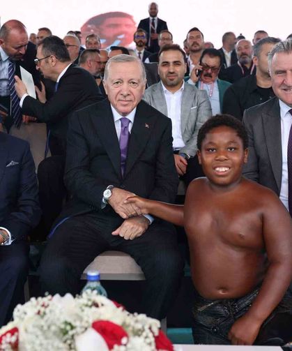 Cumhurbaşkanı Erdoğan'ın sohbet ettiği Tanzanyalı minik güreşçi, o anları anlattı