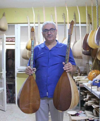 Dededen toruna uzanan müzik mirasını bağlamayla yaşatıyor