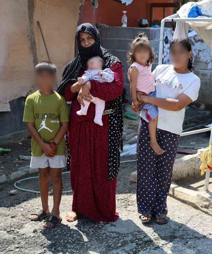 Ev alma hayaliyle kandırıldı, 5 çocuğuyla ahırda yaşamaya başladı