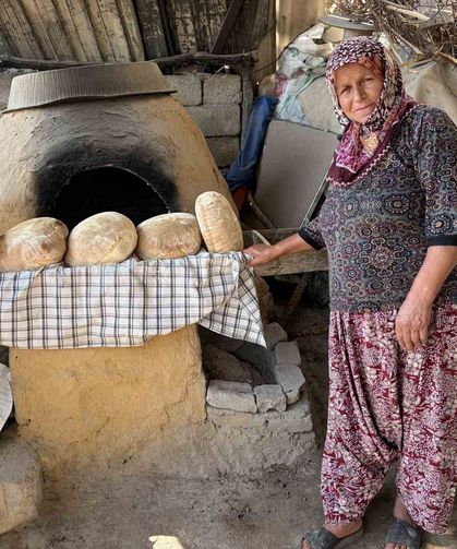 Geleneksel yöntemle yapılan taş fırın ekmeği iştah kabartıyor