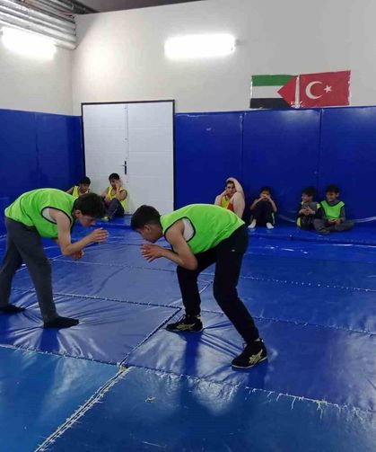 Hasköy'de genç güreşçiler minderde ter döküyor