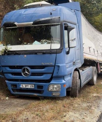 İnegöl'de şeker yüklü tır yağmur suyu kanalına uçtu