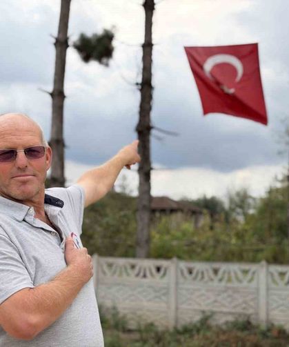 İş makinesinin üzerine çıkıp Türk bayrağını düzeltti, ardından böyle öptü