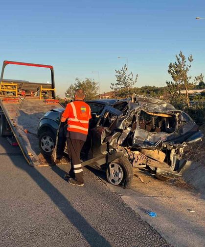 İstanbul Kuzey Marmara Otoyolu'nda seyir halindeki tır, hafif ticari araca çarptı: 6 yaralı