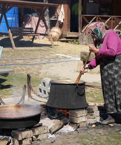 Kadınların kış mesaisi başladı: Elmalar kazanlarda pekmeze dönüşüyor